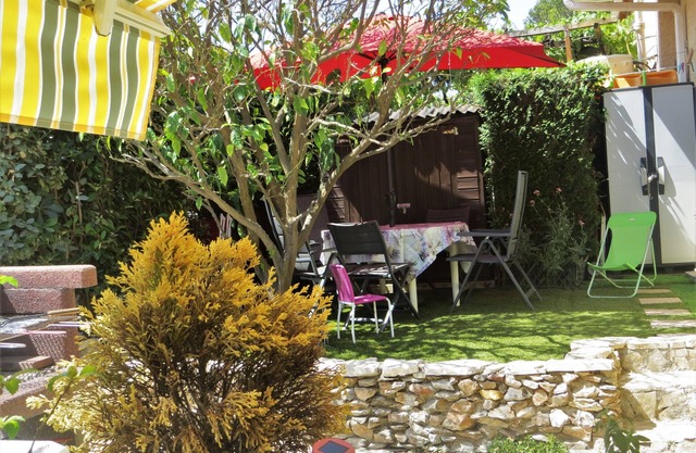 Beach - great 100 sq.m apartment, 3 bedrooms, enclosed garden, parking, quiet setting
