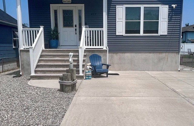 Beach house 1 block from the beach 🏝 game/dining table and fire pit.