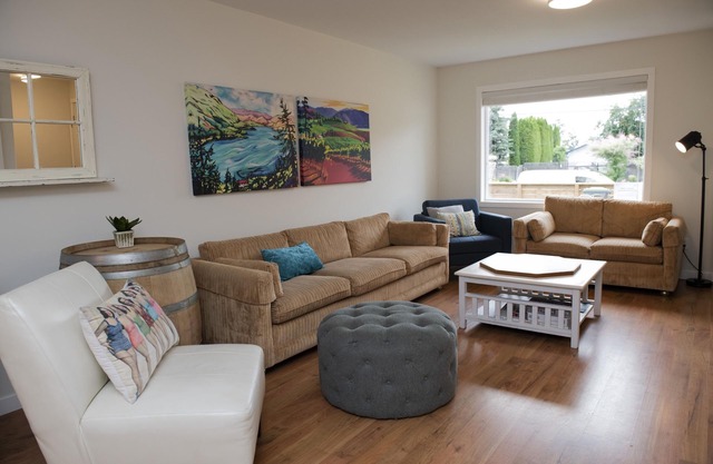 BEACH HOUSE - 3 BDRM - 6 Beds - 2.5 Bath - Beach and Bikes