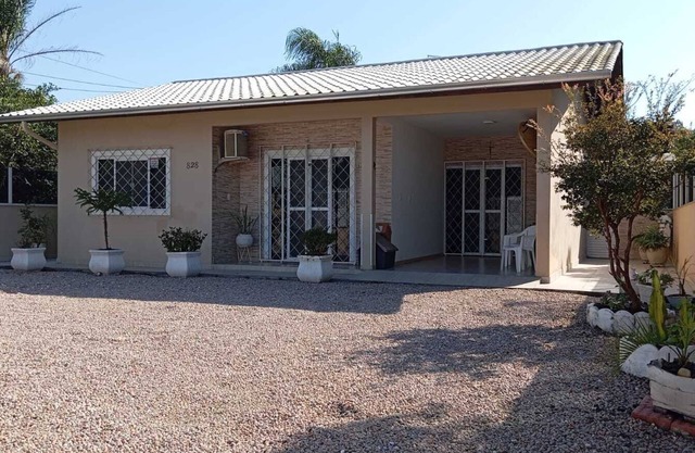 Beach House with Pool in Mariscal Bombinhas - SC.