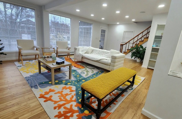 BEACH HOUSE, FIVE Minutes walk to the beach, Very Spacious