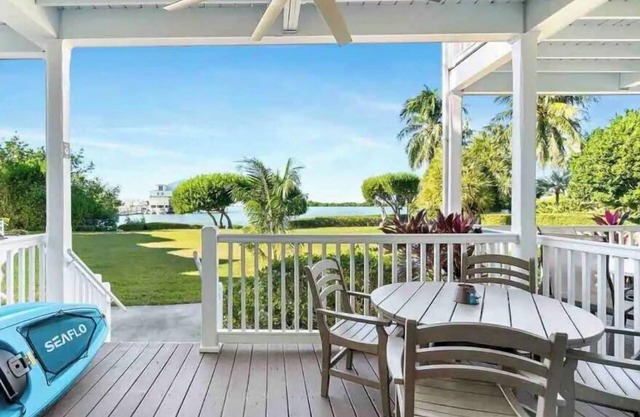 Beach House Getaway - Kayaks & 2-2.5 Villa