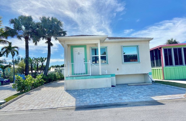 BEACH HOUSE Walk to Private Beach, Pool, & Restaurants