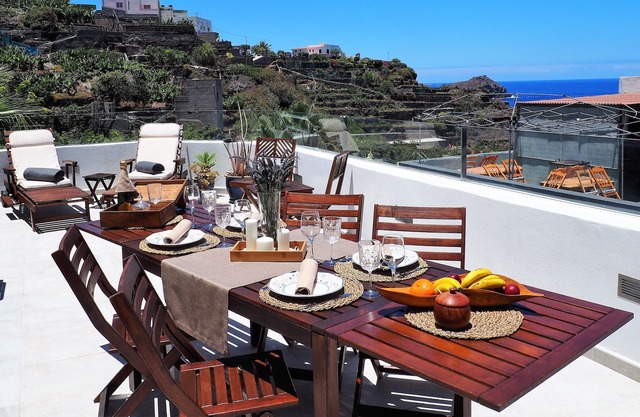 Beach House with Massive Terrace, 3 min walk from local beach