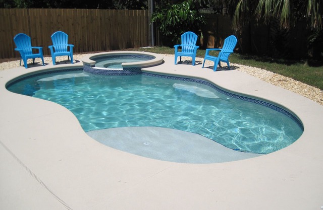 BEACH HOUSE WITH PRIVATE SALTWATER POOL & SPA + WALK TO BEACH