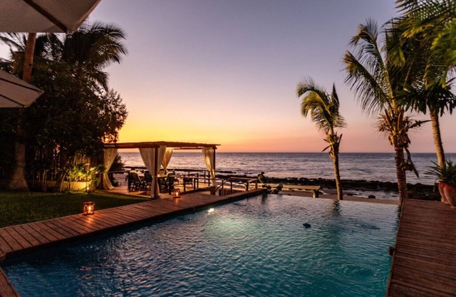 Beach house with spectacular oceanfront views and swimming pool in Mancora