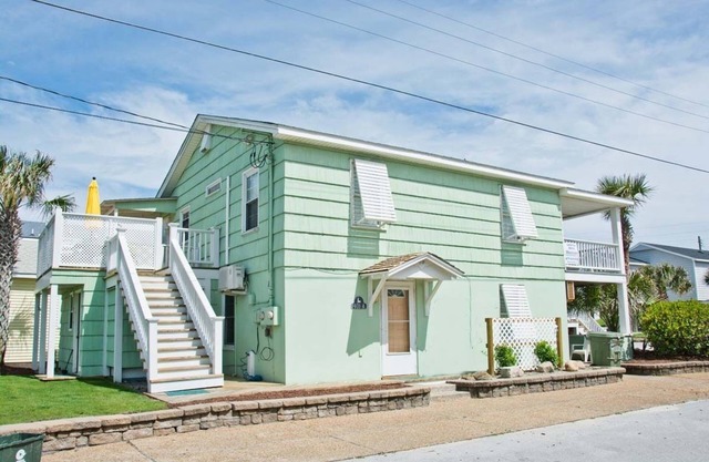 Beach Life Down, Oceanview Duplex in Atlantic Beach, NC!