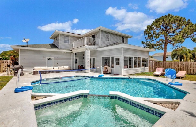Beach Proximity Home: BBQ Grill, Game Room, Mini Golf, Private Pool (non-heated)/FL
