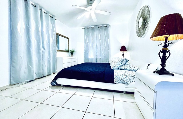 Beach Tide Motel - #7 1 Bedroom King Bed 1 Queen 1 twin sofa bed