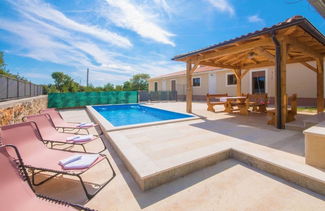 Beach within a few minutes, 2 bedrooms, private pool, completely fenced