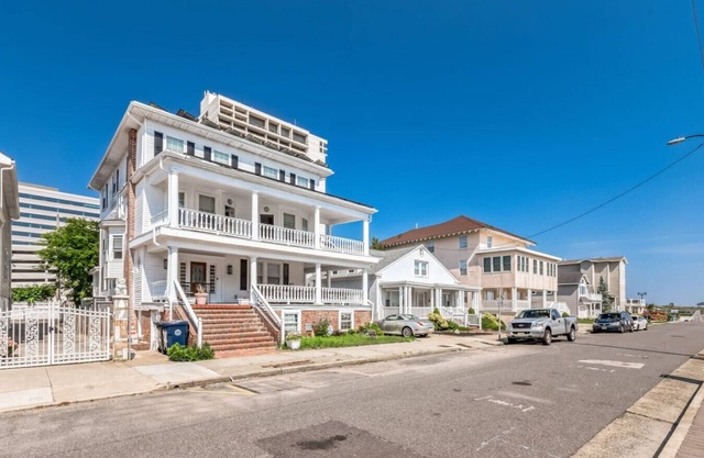 BeachBlock! Sleeps 16! W/D! 7 BR 7 BA! Ocean Views