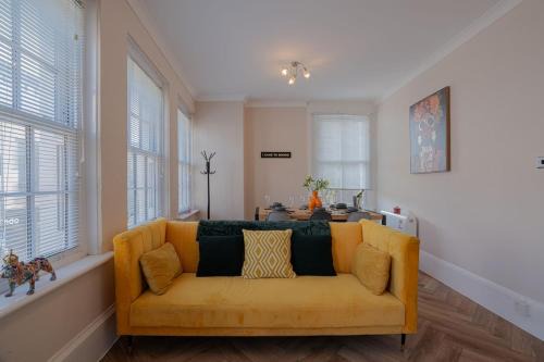Beachfront, 2-bedroom, Sleeps 5, long stays