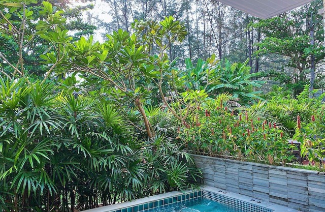 Beachfront 2br home with private jacuzzi pool on stunning Naithon beach 3