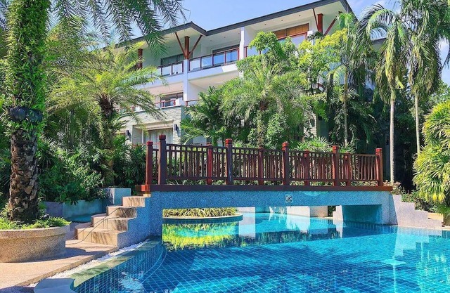 Beachfront 2br home with private jacuzzi pool on stunning Naithon beach 3