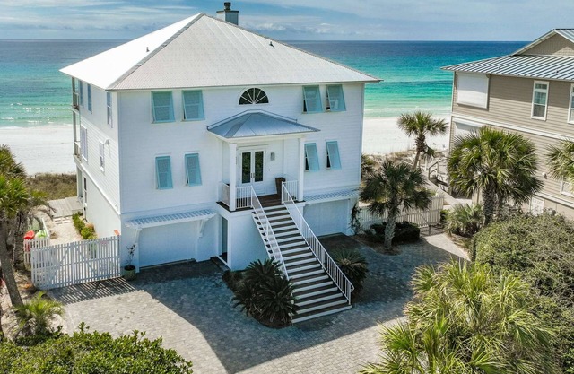 Beachfront 3 Ocean View Suites COMPLIMENTARY DAILY BEACH CHAIR UMBRELLA SERVICE