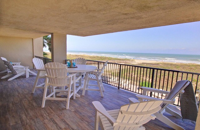 Beachfront - 3 blocks to city center - walking distance to restaraunts