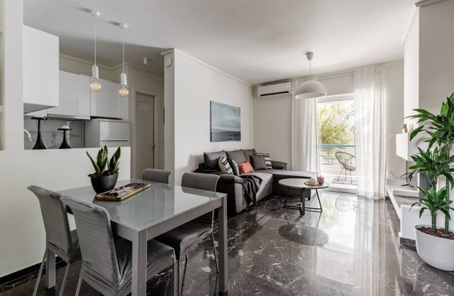 Beachfront apartment in Voula w/balcony