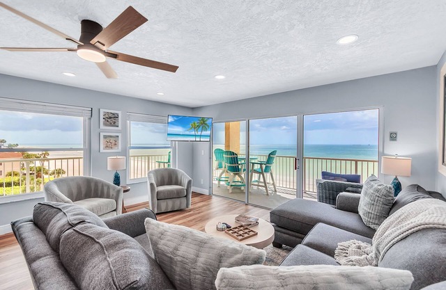 ☀Beachfront Condo🌴Private Balcony🌞Incredible Sunsets Nightly🐬The Pointe #401