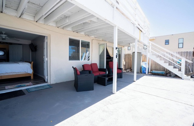BEACHFRONT COTTAGE LOWER UNT ON THE STRAND IN OCEANSIDE, TWO-BED AND ONE-BATH