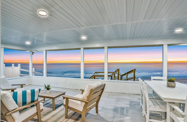 Beachfront home w/private lanai and deck - walk to the beach