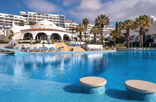 Beachfront Hotel! 4 Sea View Units, Kitchenettes!