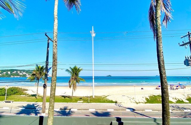 Beachfront house with 9 suites, 6 of which have new air conditioning.