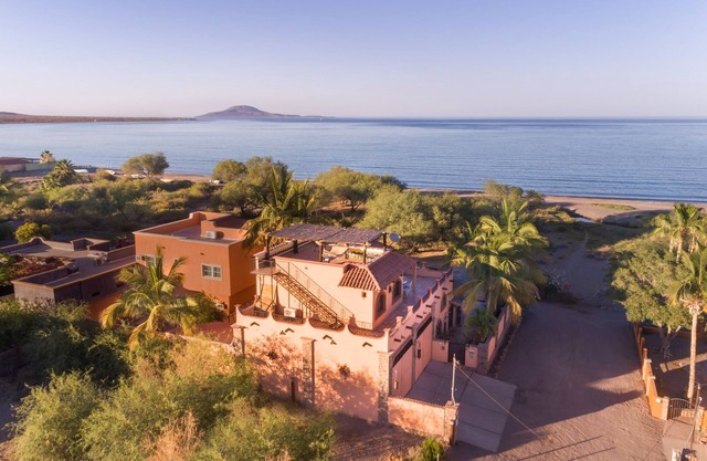Beachfront in Town with amazing views, enjoy Loreto without a car.