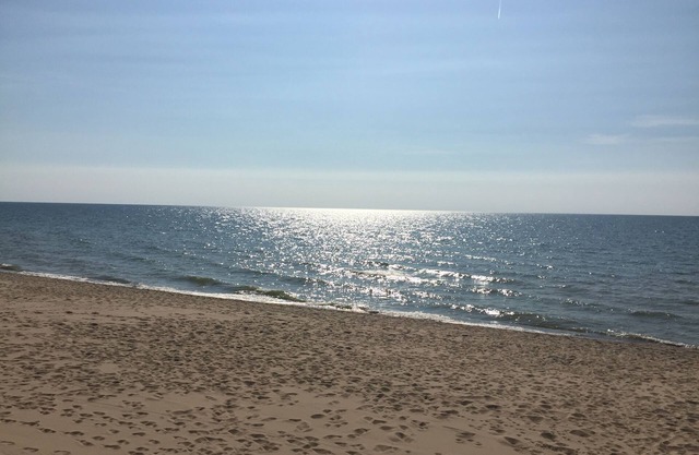 BEACHFRONT LAKE FACING Lake Michigan 1BR - private beach/heated pool/sundeck!