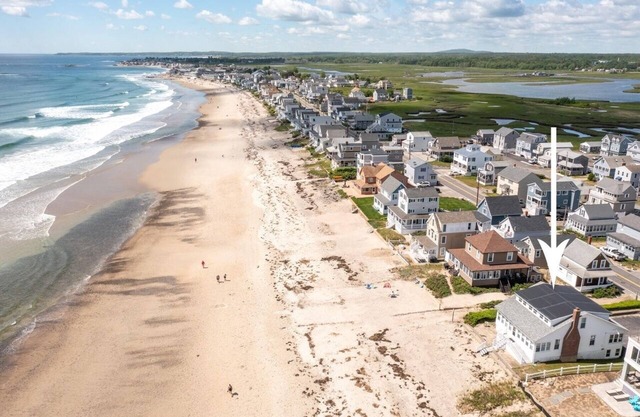 Beachfront, LOTS of Parking, 4 Bedroom /2 Bathrooms /Sleeps 8+