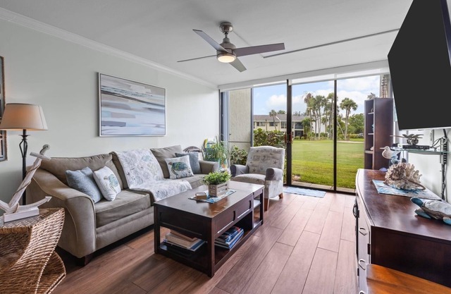 Beachfront Paradise, Golf, 4 Heated Pools, tiki bar, Pickleball, Tennis & More!