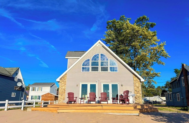 Beachfront Peaceful 4 bedroom House at Sylvan Beach. Family Friendly Sleeps 10!