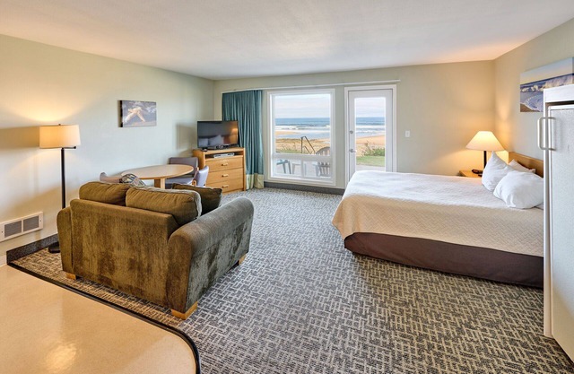 Beachfront Studio-Sleeps 4-Patio and Full kitchen!