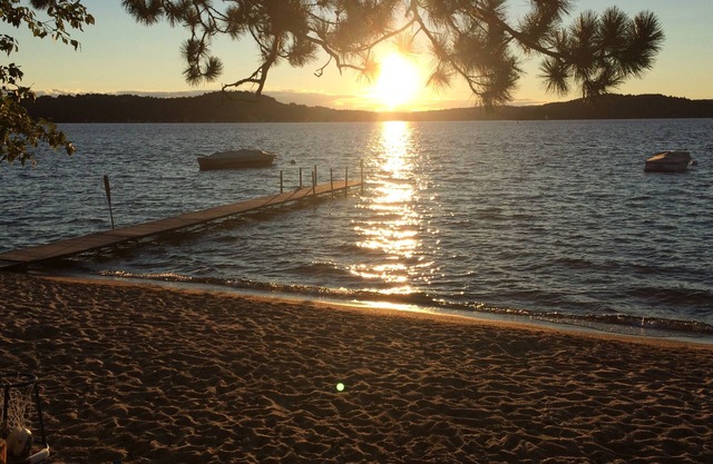 Beachfront Summer Swims, Winter Ski and Snow, and Sunsets on Lake Sunapee!