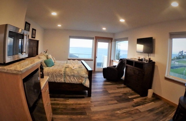 Beachfront Sunrise Room 3 @ Banana Belt Dreams