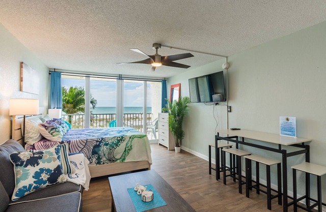 Beachfront Sunsets- Studio Unit with Kitchenette!