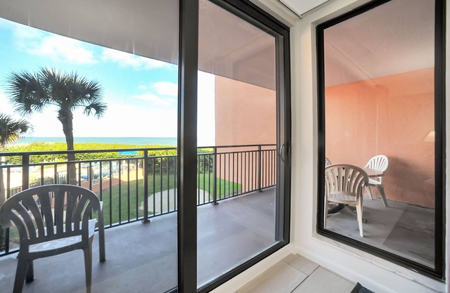 Beachfront Condo w/Pool & Balcony in FL