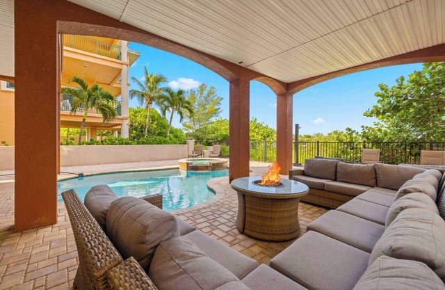 Beachfront Villa: Pool, Spa, Fire Pit & Pool Table