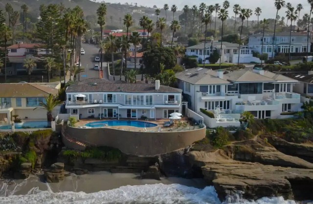 Beachfront Windansea Escape ideal for families