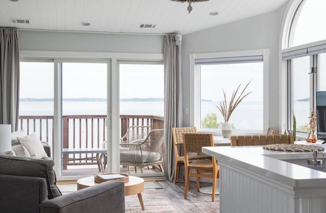 ★BEACHFRONT★Pool+Hot Tub★11 min to downtown