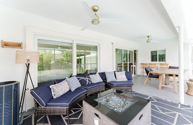 Beachside 2BR/2BA - Pool, Balcony, Parking - Steps to the beach