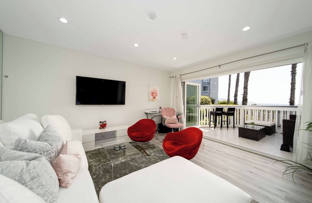 Beachside Bliss: Cozy 1BR Steps away from the Sand