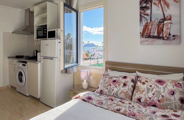 Beachside Studio, Ocean View, Large Terrace, 100m to Beach, Pool, Wifi