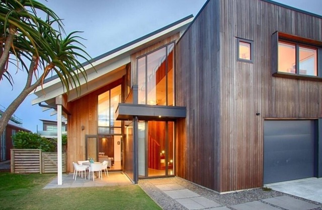 Beachtime at Omaha - tennis courts and playground