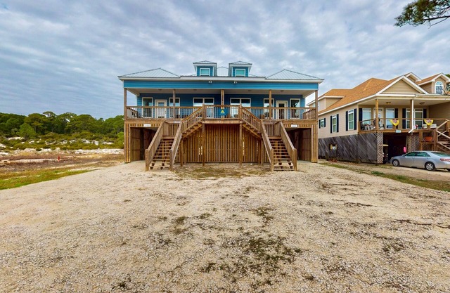 Beachview duplex with double lofts, balcony, W/D, Wifi