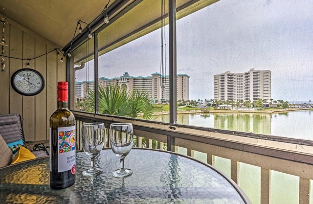 Beachy Lakefront Escape - Walk to the Shore!