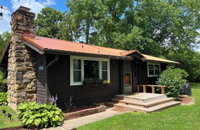 Bean’s Place - Adorable ridge top cabin five miles from Ohio University!