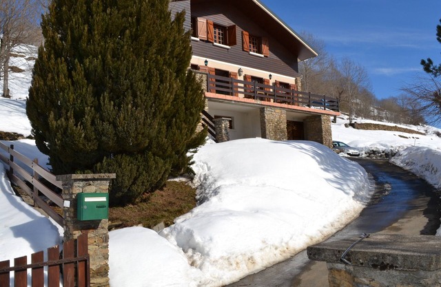 Bear chalet in Poubeau 8 minutes from peyragudes, 10 minutes from luchon, mountain view
