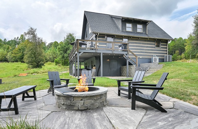 Bear Creek Cabin- 8 mi to TIEC, Sleeps 7 - Pet Friendly