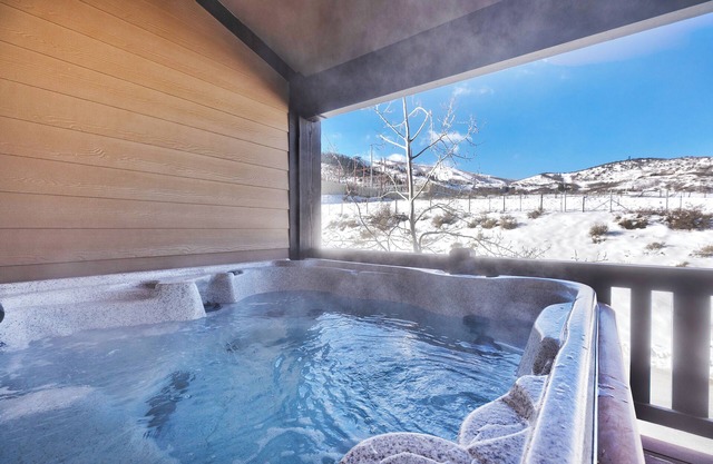 Bear Hollow - Cozy Retreat w/Hot Tub, Near Lifts
