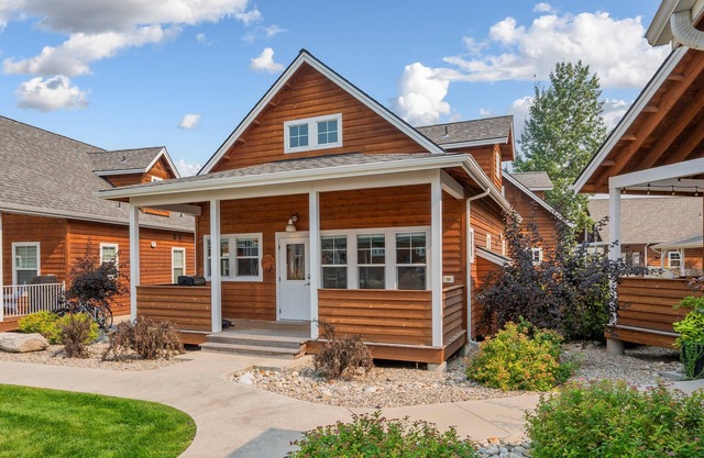 Bear Necessities – Delightful Dover Bay Bungalow, Pet-Friendly Retreat for 5